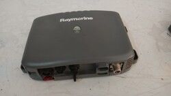 2. El Raymarine RAY240E VHF Radio Transceiver